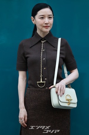 【フォト】54歳イ・ヨンエ　緑のストッキングで大胆＆上品ファッション