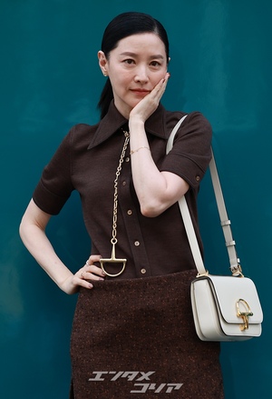 【フォト】54歳イ・ヨンエ　緑のストッキングで大胆＆上品ファッション