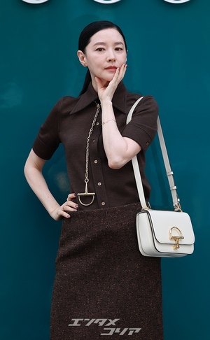 【フォト】54歳イ・ヨンエ　緑のストッキングで大胆＆上品ファッション