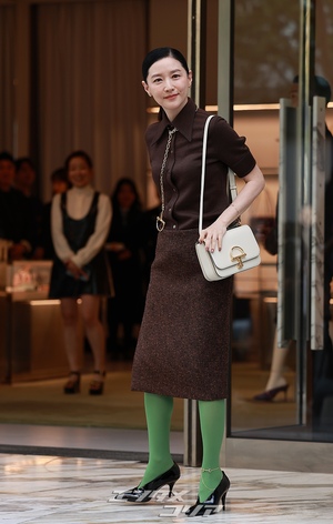 【フォト】54歳イ・ヨンエ　緑のストッキングで大胆＆上品ファッション