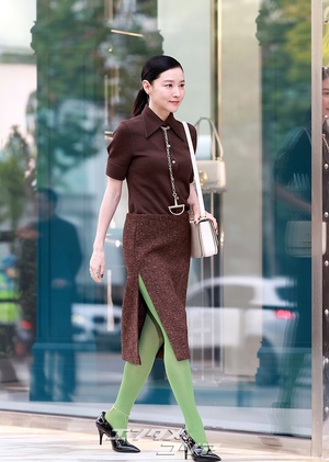 【フォト】54歳イ・ヨンエ　緑のストッキングで大胆＆上品ファッション