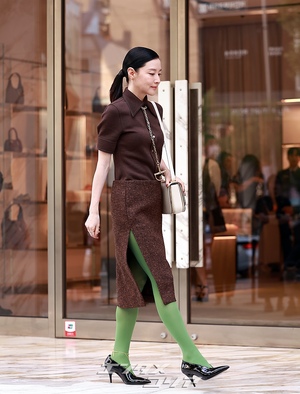 【フォト】54歳イ・ヨンエ　緑のストッキングで大胆＆上品ファッション