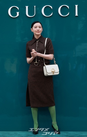 【フォト】54歳イ・ヨンエ　緑のストッキングで大胆＆上品ファッション