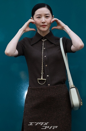 【フォト】54歳イ・ヨンエ　緑のストッキングで大胆＆上品ファッション