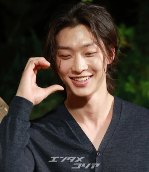 【フォト】イ・サンホン　輝くオーラに視線集中