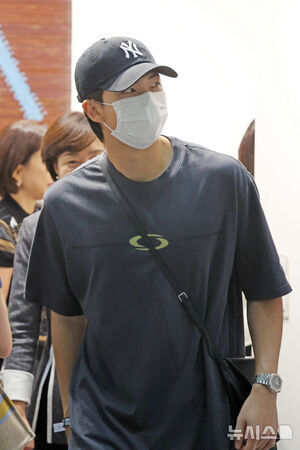 【フォト】「FRIEZE SEOUL」を鑑賞するBTSのRM