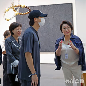 【フォト】「FRIEZE SEOUL」を鑑賞するBTSのRM