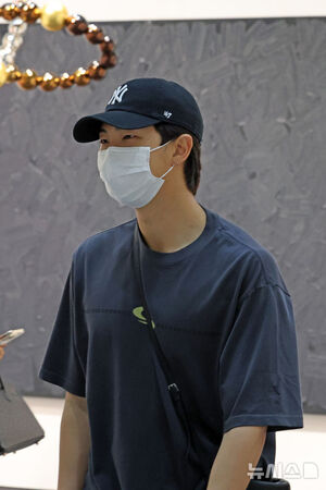 【フォト】「FRIEZE SEOUL」を鑑賞するBTSのRM