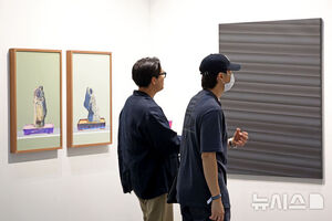 【フォト】「FRIEZE SEOUL」を鑑賞するBTSのRM