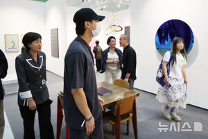 【フォト】「FRIEZE SEOUL」を鑑賞するBTSのRM