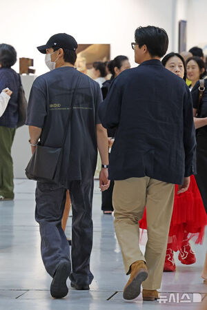 【フォト】「FRIEZE SEOUL」を鑑賞するBTSのRM