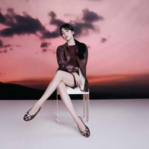 時間をさかのぼるソン・ヘギョ、すらりとした美脚アピール