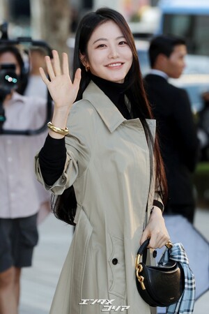 【フォト】キム・ナヨン＆シン・イェウン「笑顔でほっぺハート」ポーズ