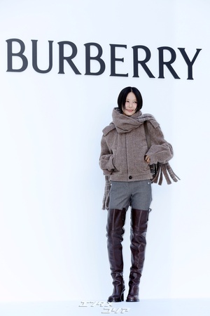 【フォト】キム・ナヨン＆シン・イェウン「笑顔でほっぺハート」ポーズ