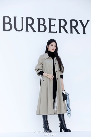 【フォト】キム・ナヨン＆シン・イェウン「笑顔でほっぺハート」ポーズ