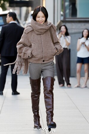 【フォト】キム・ナヨン＆シン・イェウン「笑顔でほっぺハート」ポーズ