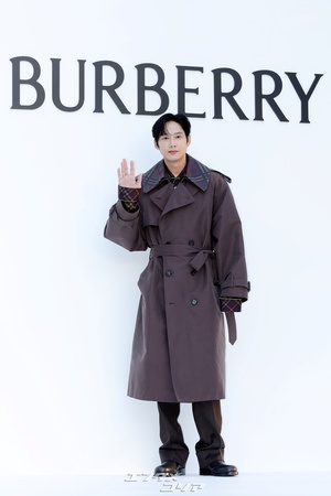 【フォト】パク・ソンフン＆ソン・ソック「おしゃれなトレンチコート」