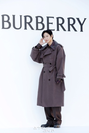 【フォト】パク・ソンフン＆ソン・ソック「おしゃれなトレンチコート」