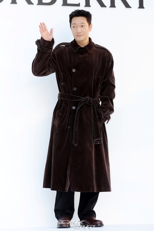【フォト】パク・ソンフン＆ソン・ソック「おしゃれなトレンチコート」
