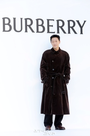 【フォト】パク・ソンフン＆ソン・ソック「おしゃれなトレンチコート」