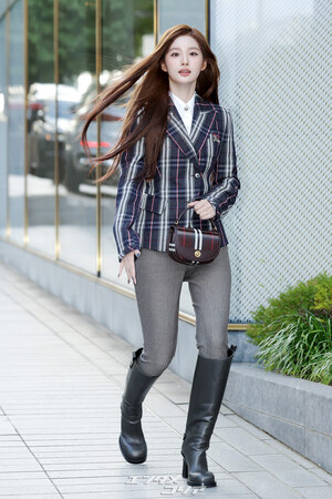 【フォト】NMIXXソリュン「キュートな乗馬ルック」で完璧な美しさ