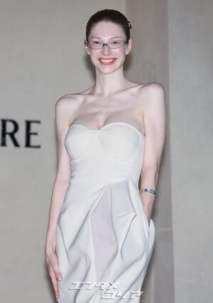 【フォト】ハンター・シェイファー　肩出しドレスにオレンジ口紅＆シューズがポイント