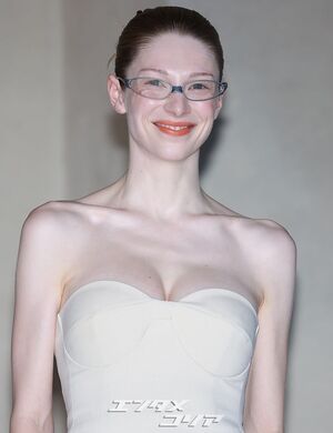 【フォト】ハンター・シェイファー　肩出しドレスにオレンジ口紅＆シューズがポイント