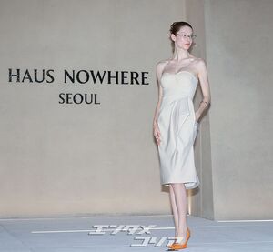 【フォト】ハンター・シェイファー　肩出しドレスにオレンジ口紅＆シューズがポイント