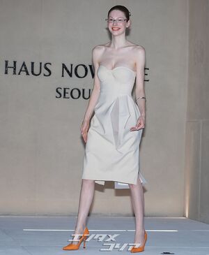 【フォト】ハンター・シェイファー　肩出しドレスにオレンジ口紅＆シューズがポイント