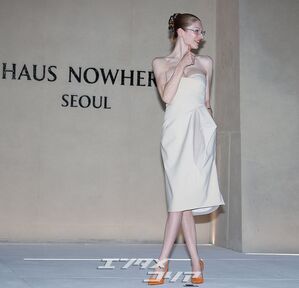 【フォト】ハンター・シェイファー　肩出しドレスにオレンジ口紅＆シューズがポイント