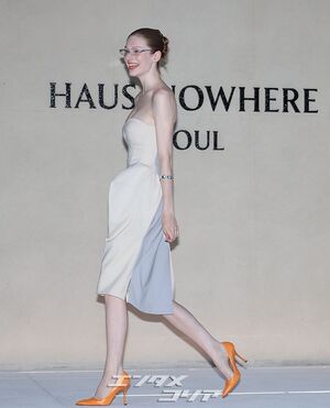 【フォト】ハンター・シェイファー　肩出しドレスにオレンジ口紅＆シューズがポイント