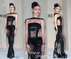 【フォト】FKA twigs　大胆ドレス＆ユニーク・ヘアに視線集中