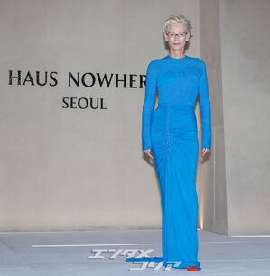 【フォト】ティルダ・スウィントン　鮮やかな青のロングドレスで近寄りがたいオーラ