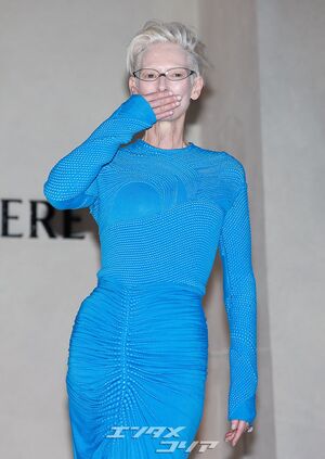 【フォト】ティルダ・スウィントン　鮮やかな青のロングドレスで近寄りがたいオーラ