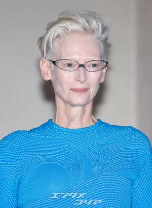 【フォト】ティルダ・スウィントン　鮮やかな青のロングドレスで近寄りがたいオーラ