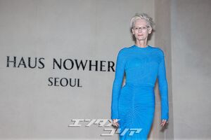 【フォト】ティルダ・スウィントン　鮮やかな青のロングドレスで近寄りがたいオーラ