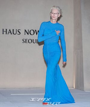 【フォト】ティルダ・スウィントン　鮮やかな青のロングドレスで近寄りがたいオーラ