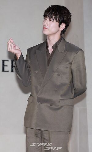 【フォト】坂口健太郎　シックなスーツ姿＆胸キュンビジュアル