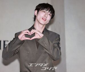 【フォト】坂口健太郎　シックなスーツ姿＆胸キュンビジュアル