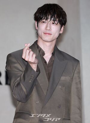 【フォト】坂口健太郎　シックなスーツ姿＆胸キュンビジュアル