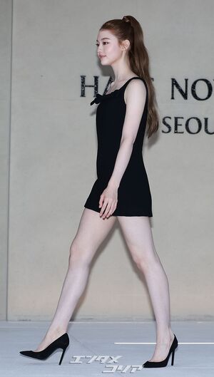 【フォト】MEOVVエラ　黒の超ミニワンピから伸びる美脚…フィギュアのような美ボディ