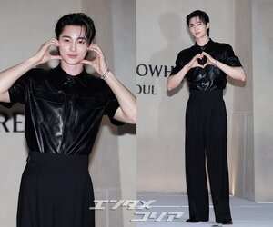 【フォト】ビョン・ウソク「少女漫画から飛び出たような美男子」シック・コーデではにかみ手ハート