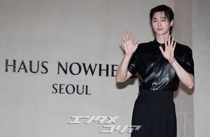 【フォト】ビョン・ウソク「少女漫画から飛び出たような美男子」シック・コーデではにかみ手ハート