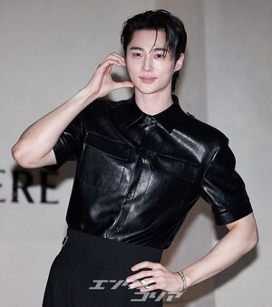 【フォト】ビョン・ウソク「少女漫画から飛び出たような美男子」シック・コーデではにかみ手ハート