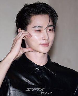 【フォト】ビョン・ウソク「少女漫画から飛び出たような美男子」シック・コーデではにかみ手ハート