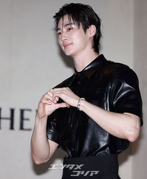 【フォト】ビョン・ウソク「少女漫画から飛び出たような美男子」シック・コーデではにかみ手ハート