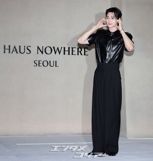 【フォト】ビョン・ウソク「少女漫画から飛び出たような美男子」シック・コーデではにかみ手ハート