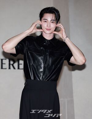 【フォト】ビョン・ウソク「少女漫画から飛び出たような美男子」シック・コーデではにかみ手ハート