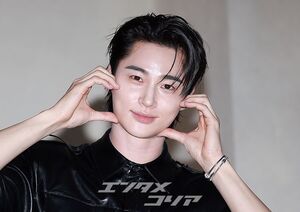 【フォト】ビョン・ウソク「少女漫画から飛び出たような美男子」シック・コーデではにかみ手ハート