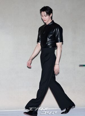 【フォト】ビョン・ウソク「少女漫画から飛び出たような美男子」シック・コーデではにかみ手ハート